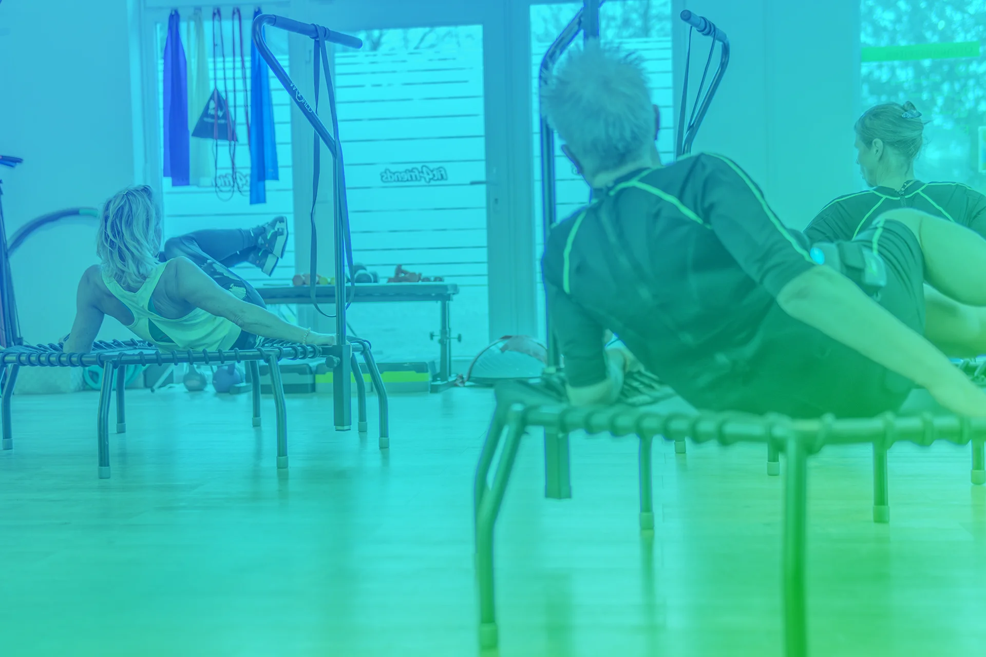 EMS-Training auf Trampolin liegend